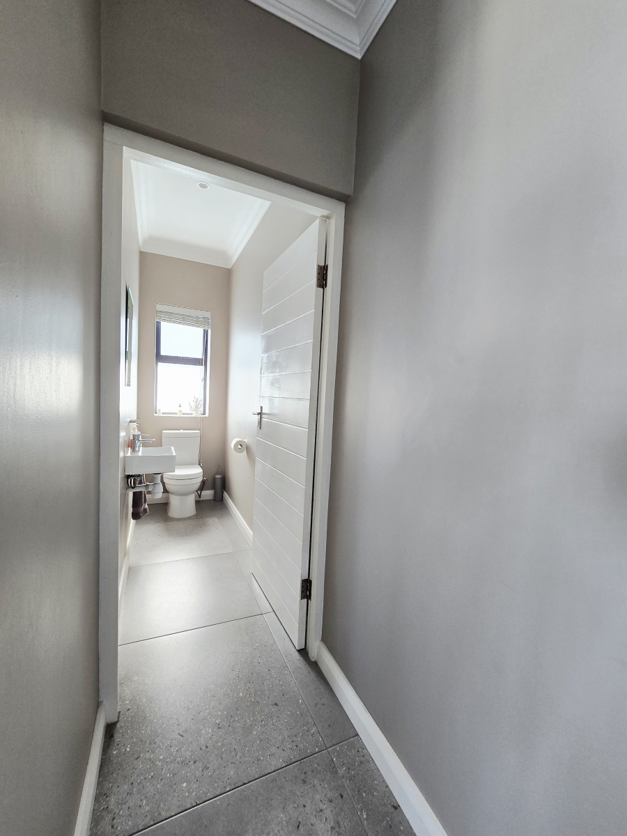 4 Bedroom Property for Sale in Kleinkrantz Western Cape